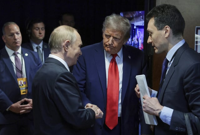 El presidente de Estados Unidos, Donald Trump, estrecha la mano del presidente de Rusia, Vladimir Putin, tras su conferencia de prensa conjunta el viernes 15 de agosto de 2025