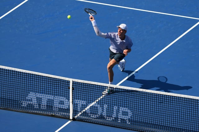 L'Italien Jannik Sinner au filet contre le Français Térence Atmane, le 16 août 2025 en demi-finale du Masters 1000 de Cincinnati