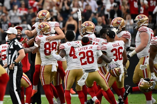 El pateador de los 49ers de San Francisco, Jake Moody, arriba a la izquierda, es levantado por sus compañeros de equipo después de hacer el gol de campo de la victoria durante un juego de fútbol americano de pretemporada de la NFL contra los Raiders de Las Vegas, el sábado 16 de agosto de 2025, en Las Vegas. (AP Photo/David Becker)