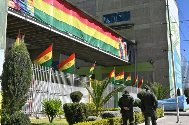Des policiers boliviens gardent un bâtiment du Tribunal suprême électoral (TSE) avant l'élection présidentielle, à La Paz le 16 août 2025.