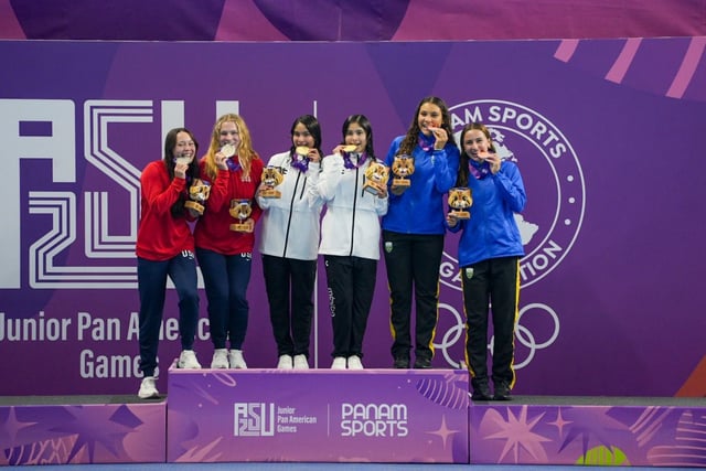 Lía y Mía Cueva Lobato, seleccionadas nacionales de clavados, se consagran como campeonas continentales.
