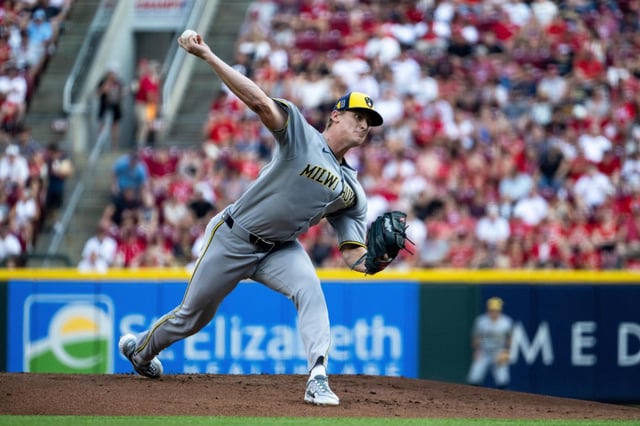 Quinn Priester, de los Cerveceros de Milwaukee, hace un lanzamiento en el juego ante los Rojos de Cincinnati, el sábado 16 de agosto de 2025 (AP Foto/Michael Swensen)