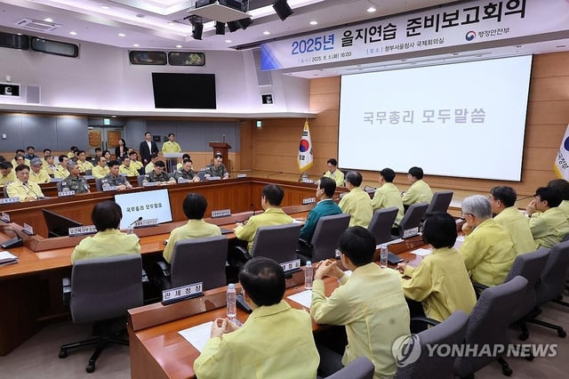 Prime Minister Kim Min-seok presides over a meeting on civil defense drills on Aug. 5, 2025. (Yonhap) 