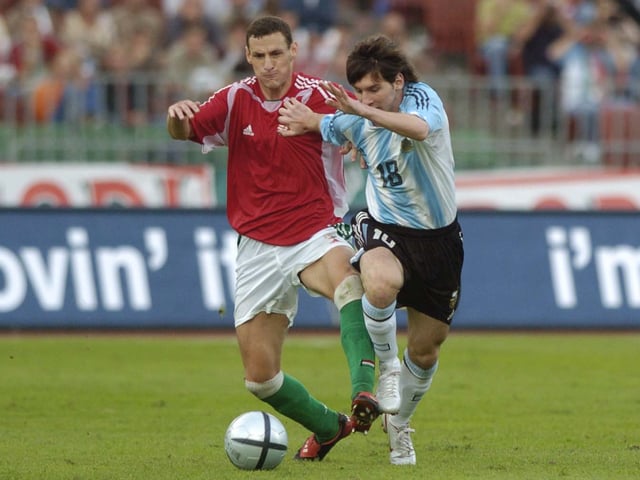 Messi tira el manotazo que fue juzgado como agresión y que le valió la roja en su debut en la Selección. Foto: Archivo