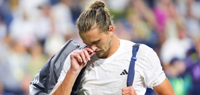 Alexander Zverev verlässt den Platz nach seiner Niederlage