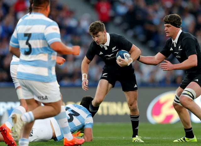 Le demi d'ouverture Beauden Barrett, auteur de 11 points face à l'Argentine lors de la première rencontre de Rugby Championship, plaqué par le centre argentin Lucio Cinti, à Cordoba, en Argentine, le 17 août 2025
