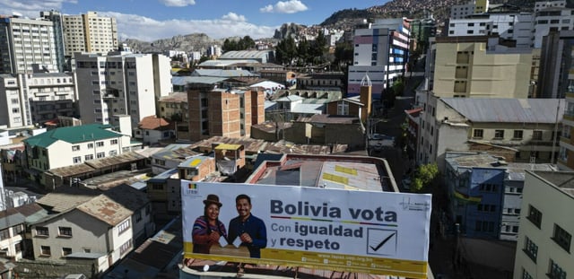 Vue aérienne montrant un panneau d'affichage faisant la promotion de l'élection présidentielle, à La Paz le 16 août 2025, à la veille des élections générales.