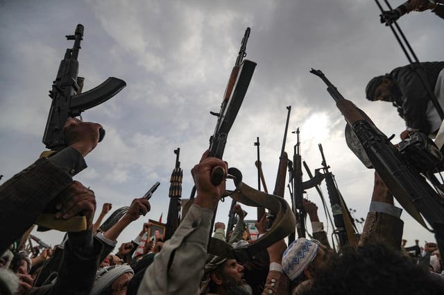 Des Yéménites brandissent leurs fusils lors d’un rassemblement en solidarité avec les Palestiniens, dans la capitale Sanaa, contrôlée par les Houthis, le 15 août 2025.
