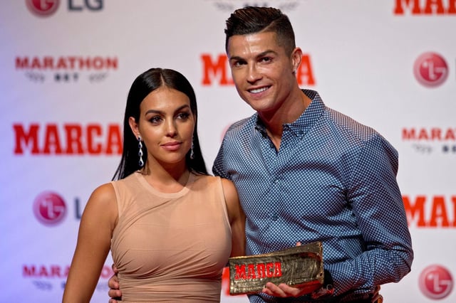 Cristiano Ronaldo posa con su pareja, la modelo Georgina Rodriguez.
