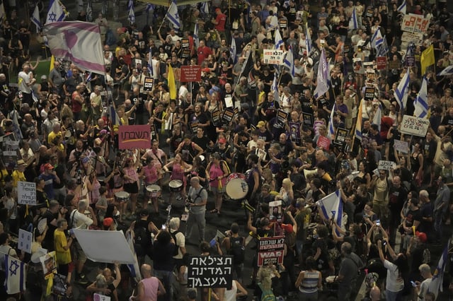 People take part in a protest demanding the end of the war, the immediate release of hostages held by Hamas in the Gaza Strip, and against Prime Minister Benjamin Netanyahu's government in Tel Aviv, Saturday, Aug. 16, 2025. (AP Photo/Mahmoud Illean)
