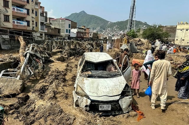 De violentes pluies de mousson dans le nord du Pakistan ont dévasté la localité de Mingora, dans la province de Khyber Pakhtunkhwa, où les survivants constatent les dégâts, le 16 août 2025