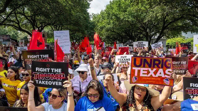 Bei Protesten gegen Trump in Texas werden Plakate und Banner gehalten.