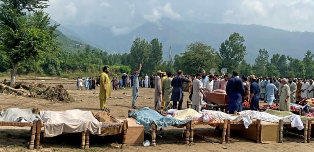 Les funérailles de victimes des violentes pluies de mousson dans le nord du Pakistan ont commencé dans la province de Khyber Pakhtunkhwa, le 16 août 2025