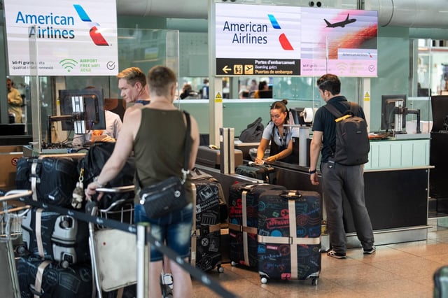 BARCELONA 16/08/2025 Economía. Pasajeros afectados en la terminal T1 del aeropuerto de Barcelona-El Prat durante la jornada de huelga de trabajadores de Ryanair, Norwegian y personal de ‘handling’, que transcurre con relativa normalidad. FOTO de ZOWY VOETEN