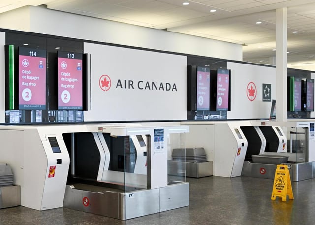 Un mostrador de equipaje de Air Canadá durante la huelga de sobrecargos de la aerolínea, el sábado 16 de agosto de 2025, en el Aeropuerto Internacional Montreal-Trudeau. (Graham Hughes/The Canadian Press vía AP)