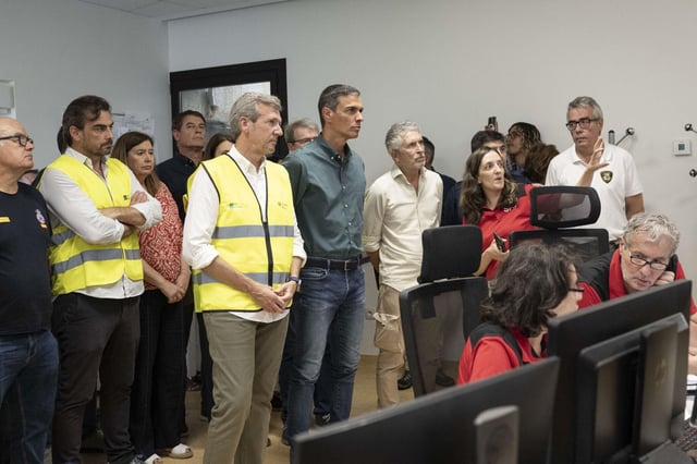El presidente del Gobierno, Pedro Sánchez (c), el presidente de la Xunta de Galicia, Alfonso Rueda (c-i), y el ministro del Interior, Fernando Grande-Marlaska (c-d), visitan este domingo, el Centro de Coordinación Operativo Contraincendios de Ourense (Galicia).