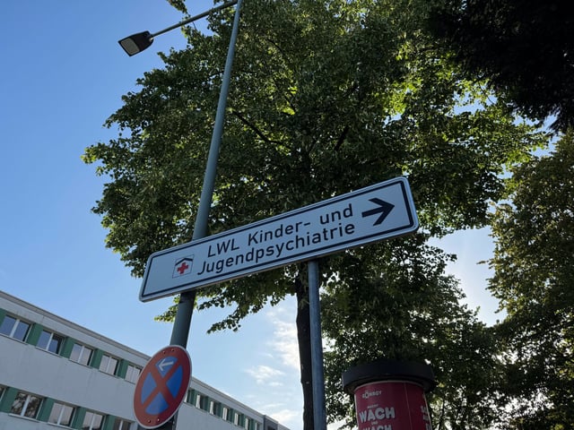 In der „LWL Kinder- und Jugendpsychatrie“ in Paderborn soll eine 13-jährige Patientin eine Betreuerin mit einem spitzen Gegenstand angegriffen haben.