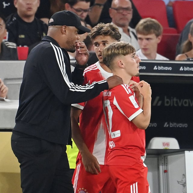 Bayern-Trainer Vincent Kompany mit seinen Talenten Tom Bischof und Lennart Karl