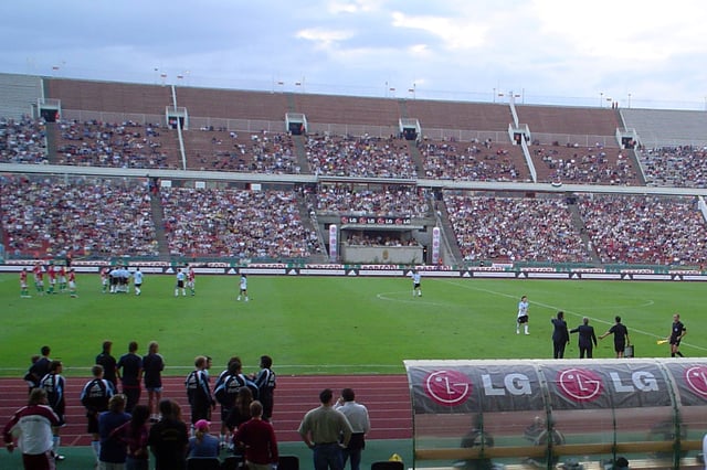 Lionel Messi se retira de la cancha y en el borde lo espera Jose Pekerman; en el fondo, los jugadores argentinos rodean a Markus Merk entre insultos y protestas; el 17 de agosto de 2005, el sueño del debut se convirtió en pesadilla para Messi