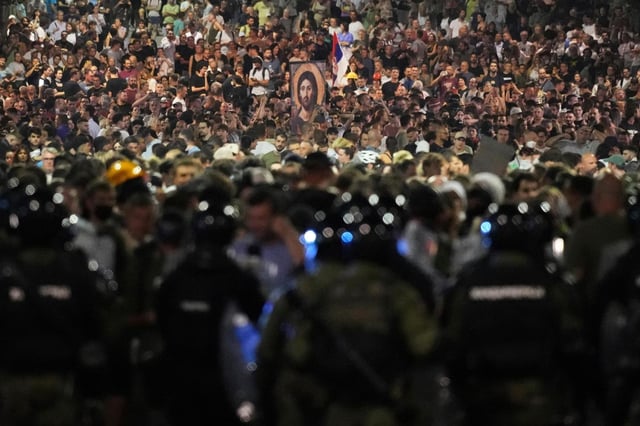 Agentes de la gendarmería serbia vigilan una calle durante una protesta antigubernamental cerca de la sede del Partido Progresista Serbio en Belgrado, Serbia, el viernes 15 de agosto de 2025. (AP Foto/Darko Vojinovic)