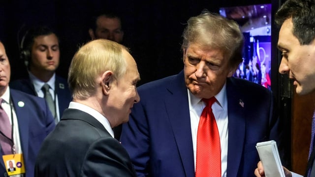 Wladimir Putin und Donald Trump nach ihrer Presseerklärung beim Gipfel in Alaska