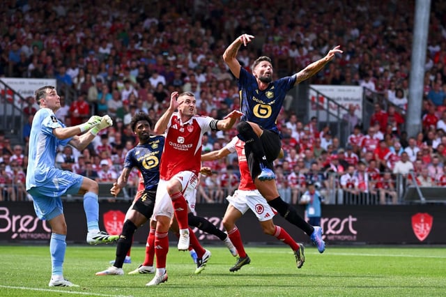 L’attaquant lillois Olivier Giroud face à la défense brestoise