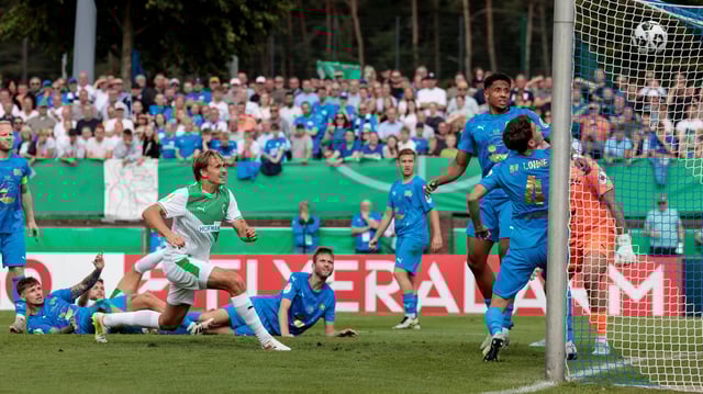 Fürths Mathias Olesen (4.v.l.) trifft zum 1:0