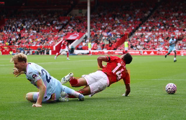 Soccer Football - Premier League - Nottingham Forest v Brentford - The City Ground, Nottingham, Britain - August 17, 2025 Brentford's Nathan Collins in action with Nottingham Forest's Dan Ndoye Action Images via Reuters/Andrew Boyers