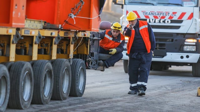 El reactor fabricado por la empresa mendocina IMPSA quedó estacionado en Ruta 7 y Ruta 40 hasta, por lo menos, el martes.