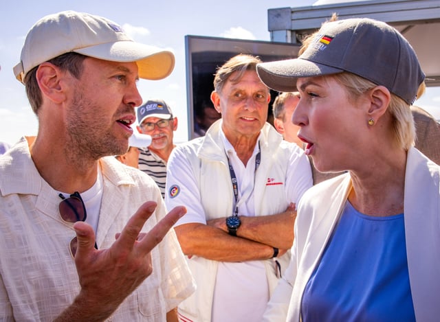 Sebastian Vettel im Gespräch mit Mecklenburg-Vorpommerns Ministerpräsidentin Manuela Schwesig