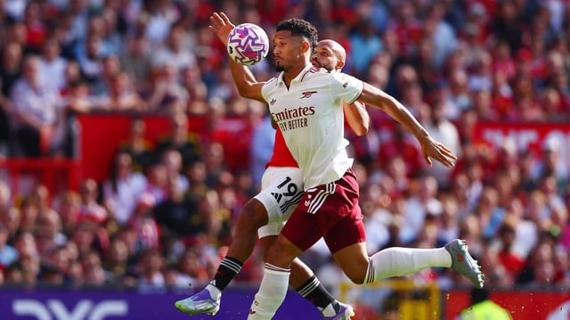 Fußballprofi William Saliba (v.) vom FC Arsenal im Laufduell mit Bryan Mbeumo von Manchester United