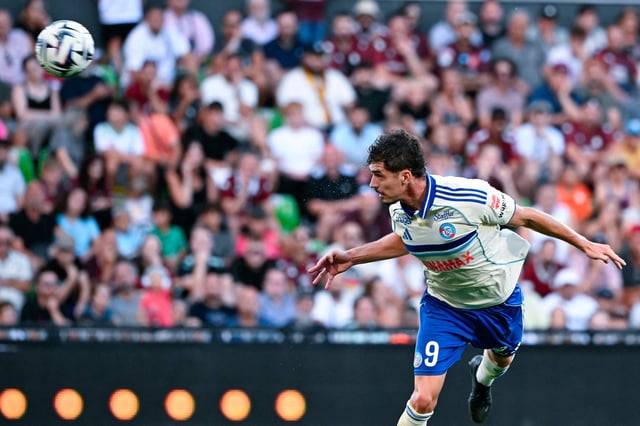 El argentino Joaquín Panichelli convierte el gol del triunfo para Estrasburgo en su partido debut en Francia