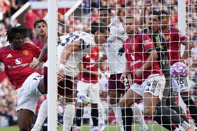 Riccardo Calafiori marca para el Arsenal, sobre la línea del gol, el tanto que derrotó al Manchester United en Old Trafford.