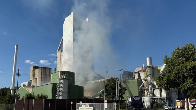 Großbrand in Bayern: Anwohner sollen wegen gefährlicher Gase Fenster geschlossen halten.