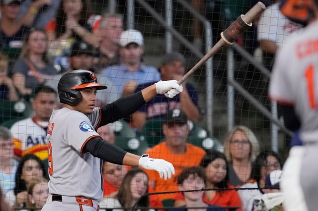 Baltimore Orioles&#39; Samuel Basallo waits to bat against the Houston Astros during the second inning of a baseball game Sunday, Aug. 17, 2025, in Houston. (AP Photo/David J. Phillip)