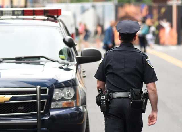 Les enquêteurs ont retrouvé plus de 40 douilles de calibre 9 mm et 45, ainsi qu’une arme abandonnée dans une rue voisine.