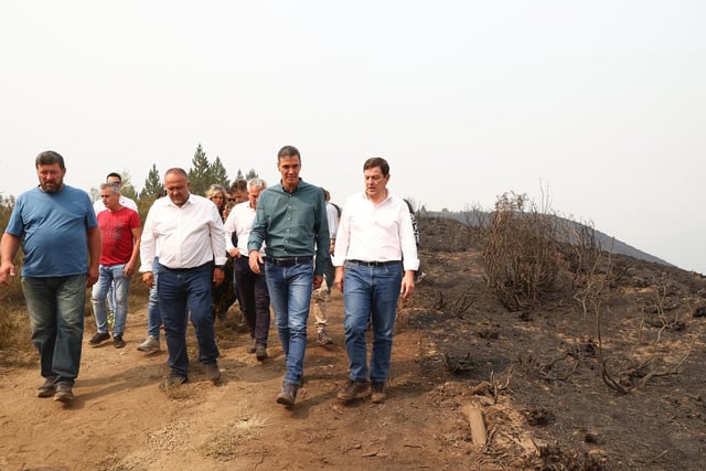 Pedro Sánchez y Alfonso Fernández Mañueco, en una de las zonas afectadas por los incendios en Villablino (León).