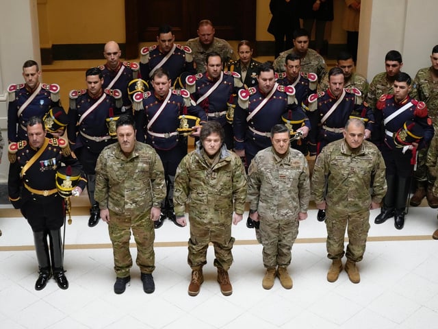 El presidente Javier Milei estuvo en Casa Rosada junto al ministro de Defensa, Luis Petri, y el Cuerpo de Granaderos, en un nuevo aniversario del fallecimiento del general José de San Martín.