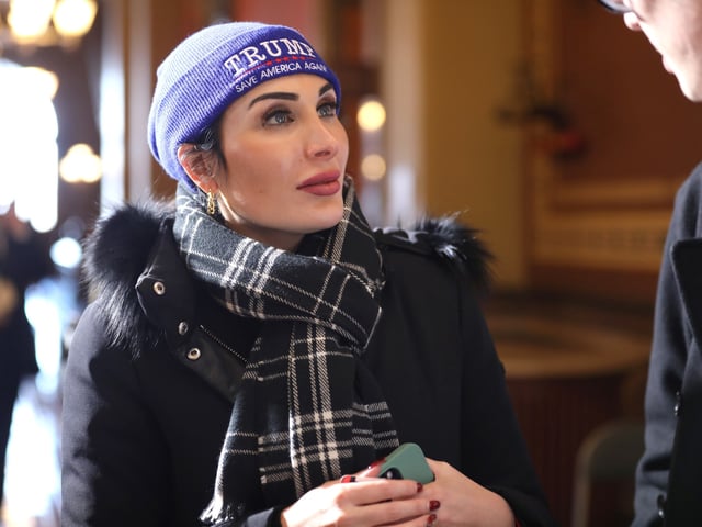 Laura Loomer habla con los asistentes a una manifestación. Foto: Gage Skidmore