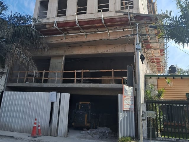 El edificio donde se produjo la muerte de cuatro trabajadores tras la caída del montacargas