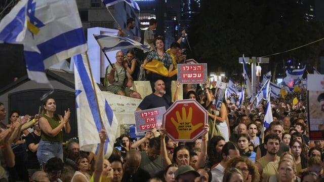 Demonstranten haben sich in der iraelischen Hauptstadt Tel Aviv versammelt und fordern die Freilassung der von der Hamas festgehaltenen Geiseln. 