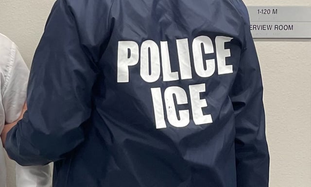 Detienen a influencer que alertaba sobre redadas de ICE en LA