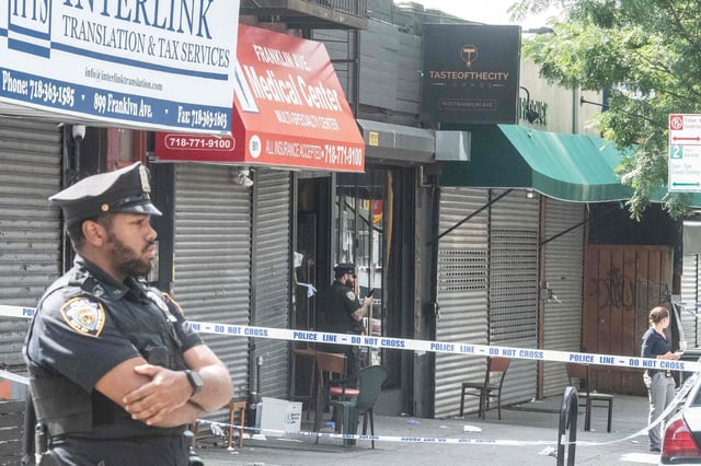 Policias investigando el tiroteo en el club neoyorkino Taste of the City.