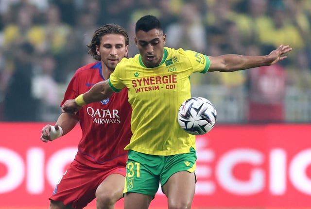 Soccer Football - Ligue 1 - Nantes v Paris St Germain - The Stade de la Beaujoire - Louis Fonteneau, Nantes, France - August 17, 2025 Nantes' Mostafa Mohamed in action with Paris St Germain's Ilya Zabarnyi REUTERS/Stephane Mahe