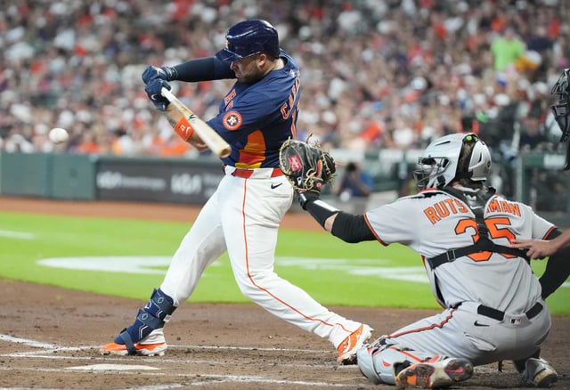 Houston Astros designated hitter Yainer Diaz (21) connects for a single in the second second inning against the Baltimore Orioles at Daikin Park in Houston on Sunday, Aug. 17, 2025.