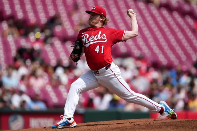 El lanzador de los Rojos de Cincinnati, Andrew Abbott, lanza en la primera entrada de un juego de béisbol contra los Cerveceros de Milwaukee, el domingo 17 de agosto de 2025, en Cincinnati. (AP Photo/Grace Bradley)