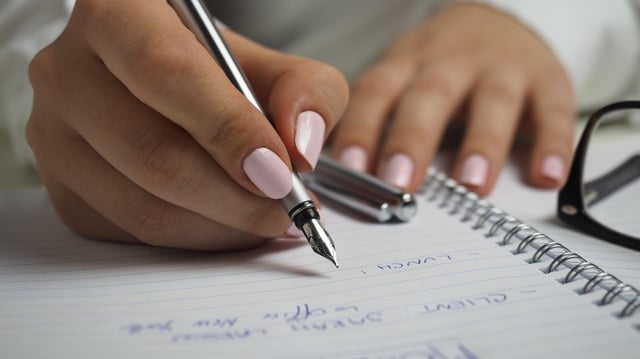 La grafología estudia la escritura para identificar rasgos de la personalidad/Foto: Canva