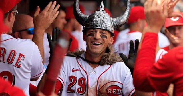 TJ Friedl dio la victoria a Reds en la décima entrada. 