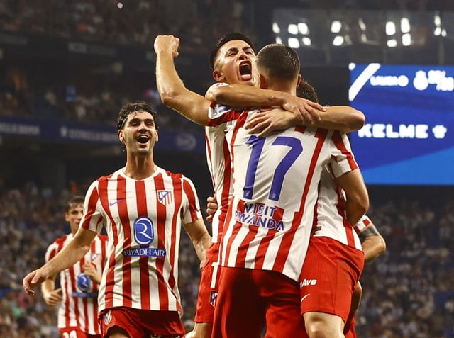 Soccer Football - LaLiga - Espanyol v Atletico Madrid - RCDE Stadium, Cornella de Llobregat, Spain - August 17, 2025 Atletico Madrid's Julian Alvarez celebrates scoring their first goal with David Hancko and Thiago Almada REUTERS/Bruna Casas