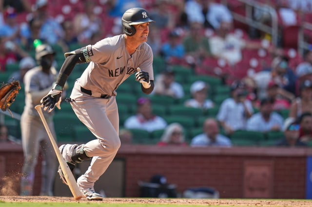 New York Yankees&#39; Cody Bellinger reaches on a fielding error by St. Louis Cardinals second baseman Thomas Saggese allowing two runs to score during the ninth inning of a baseball game Sunday, Aug. 17, 2025, in St. Louis. (AP Photo/Jeff Roberson)